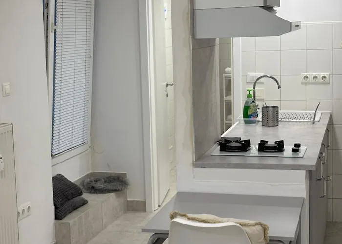 Industrial 6 Apartment *